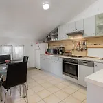 Apartament In With Wifi Opric